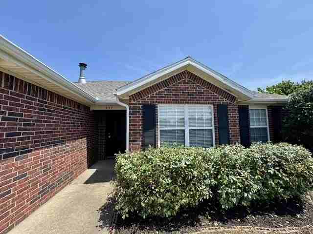 807 Sw River Rock St - Photo 2 of 18