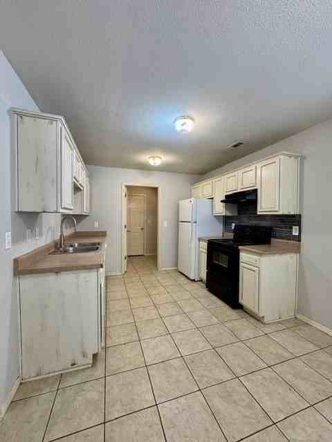 807 Sw River Rock St - Photo 6 of 18