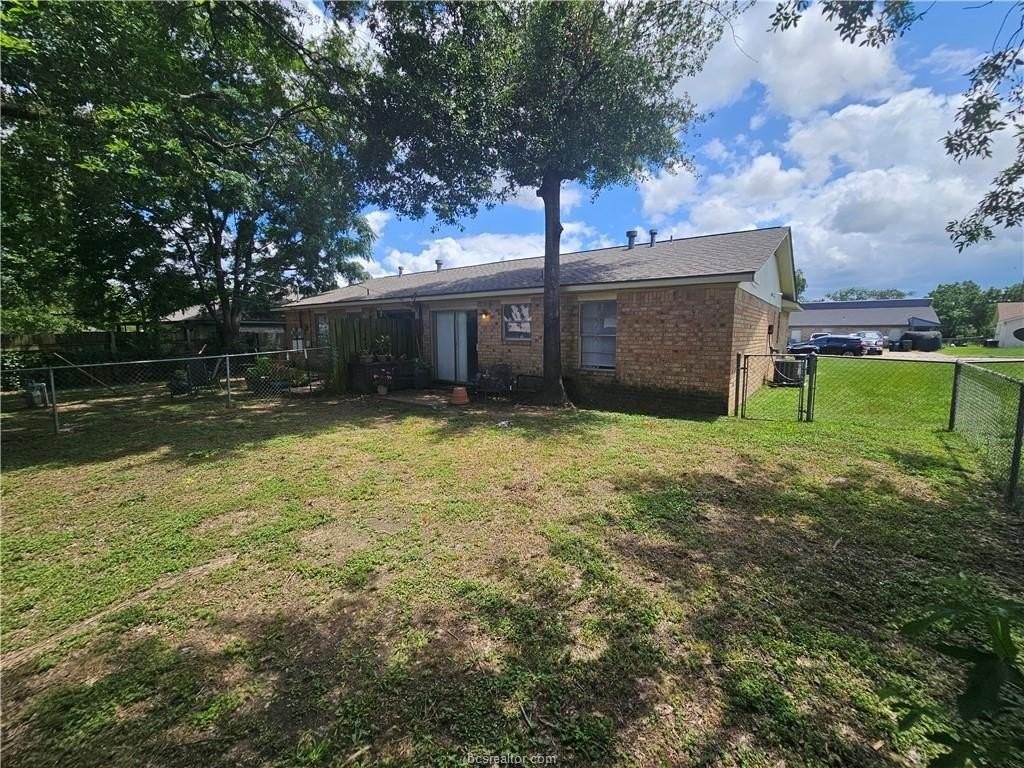 1529 Hillside Dr - Photo 2 of 10