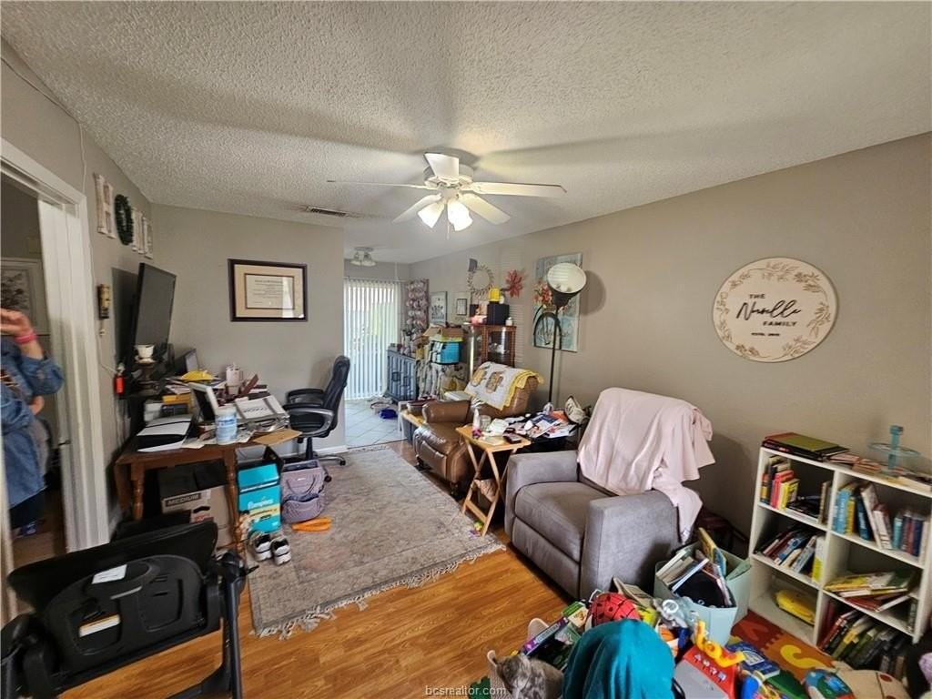 1529 Hillside Dr - Photo 3 of 10