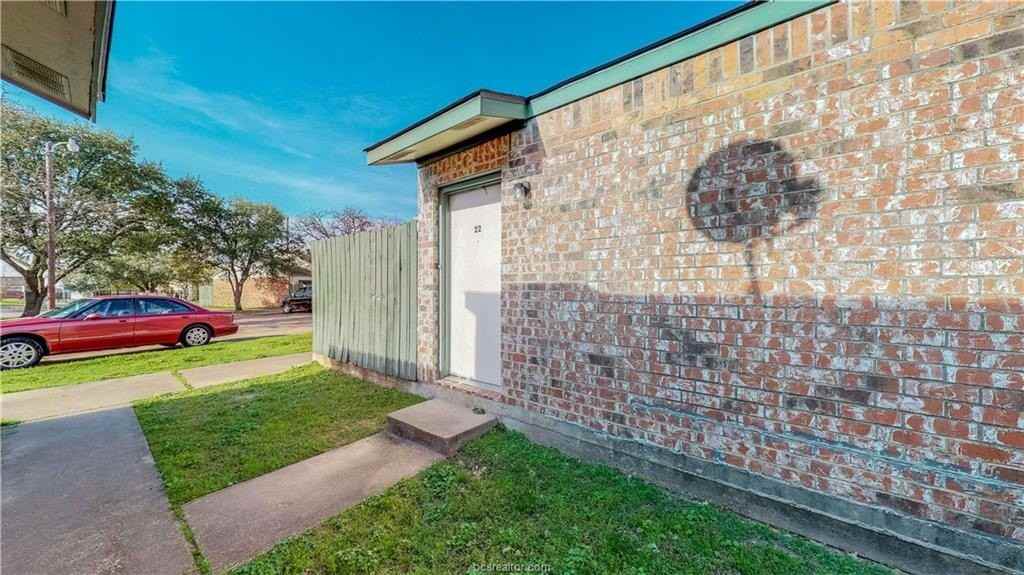 725 Peppertree Dr #22 - Photo 2 of 44