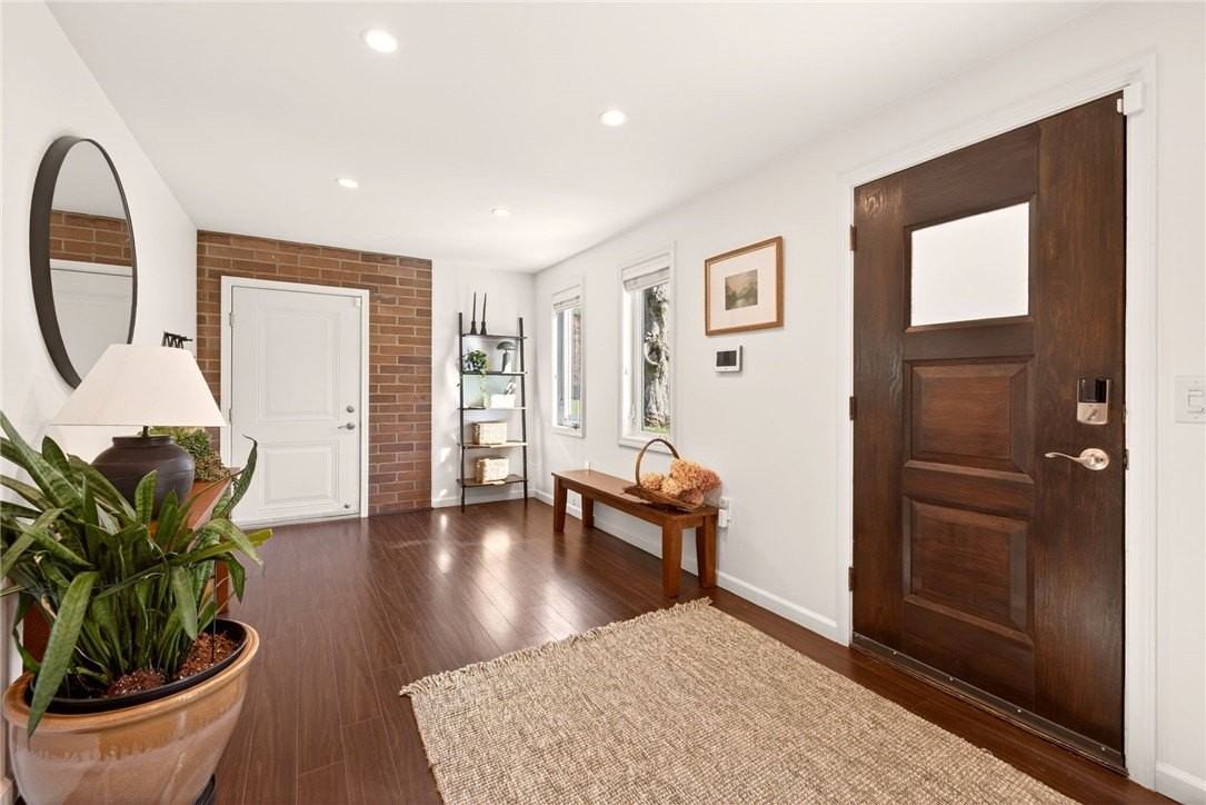 330 Kilbourn Rd - Photo 4 of 42