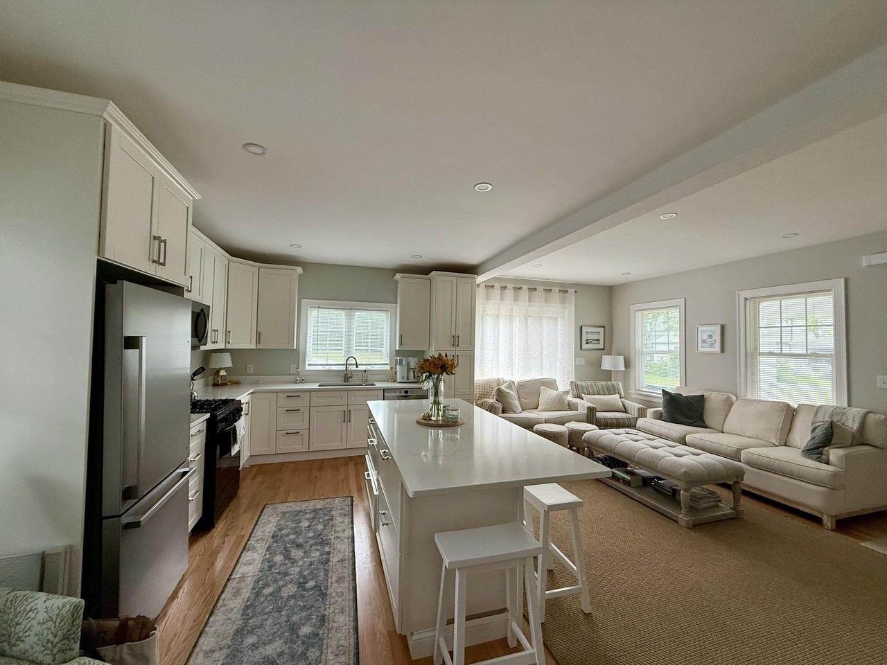 209 Bank St - Photo 2 of 15