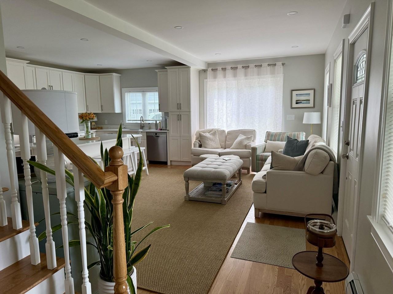 209 Bank St - Photo 3 of 15