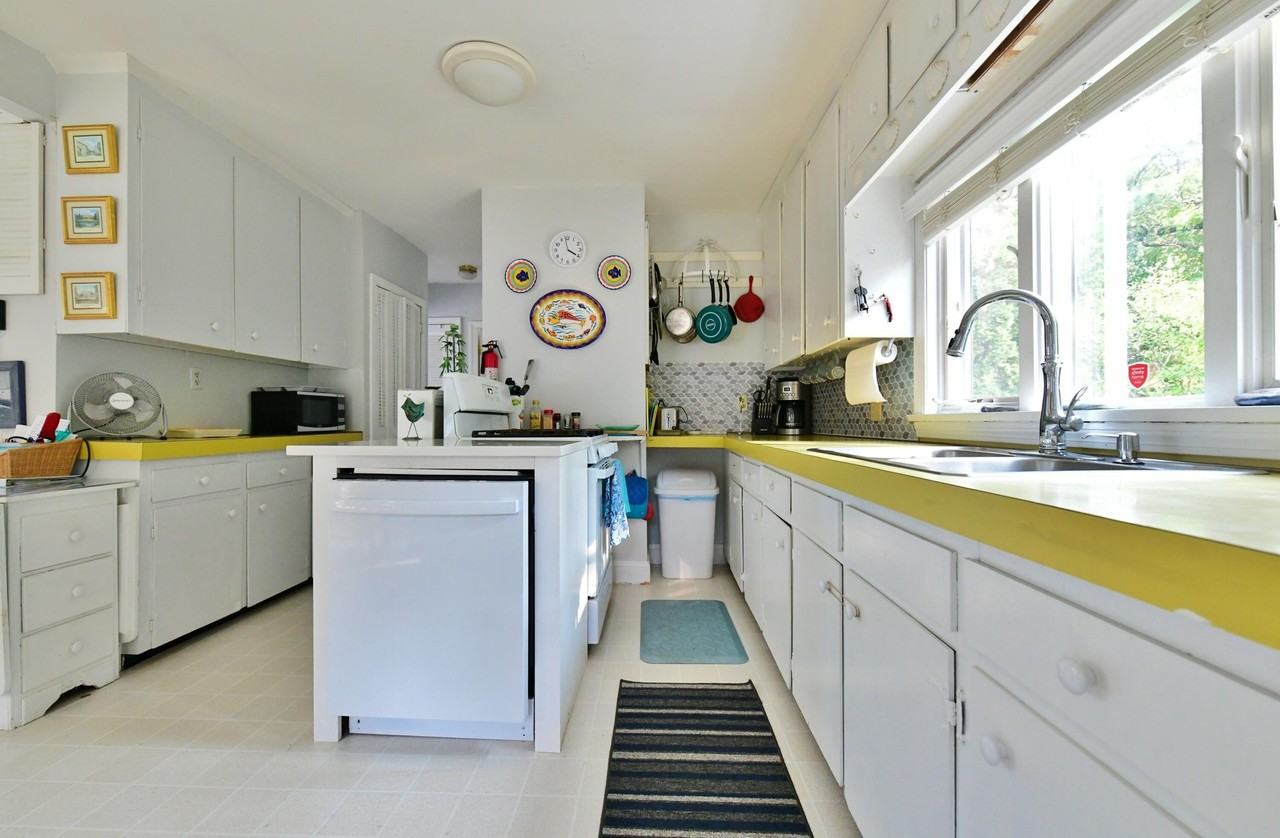 208 Standish Rd - Photo 2 of 27