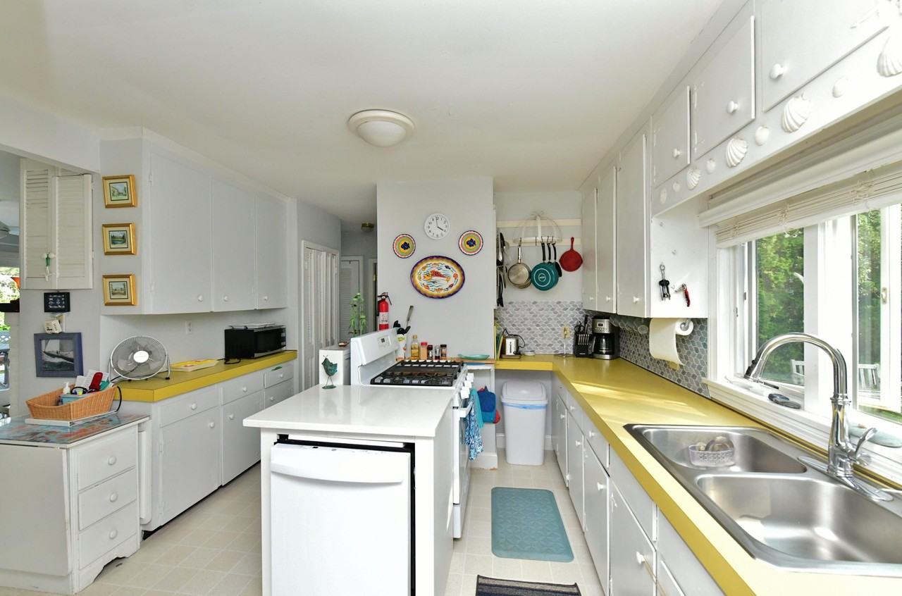 208 Standish Rd - Photo 3 of 27