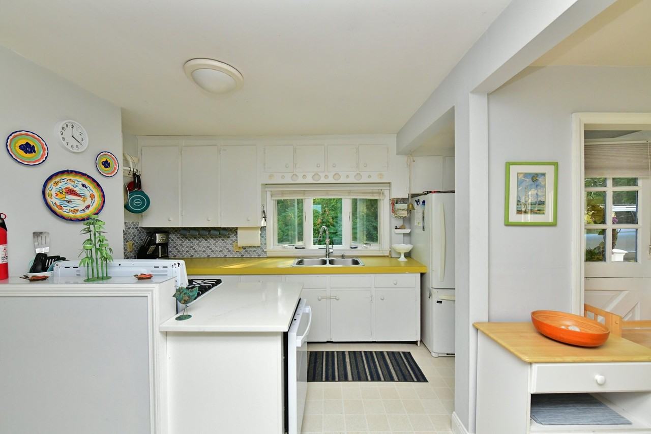 208 Standish Rd - Photo 4 of 27