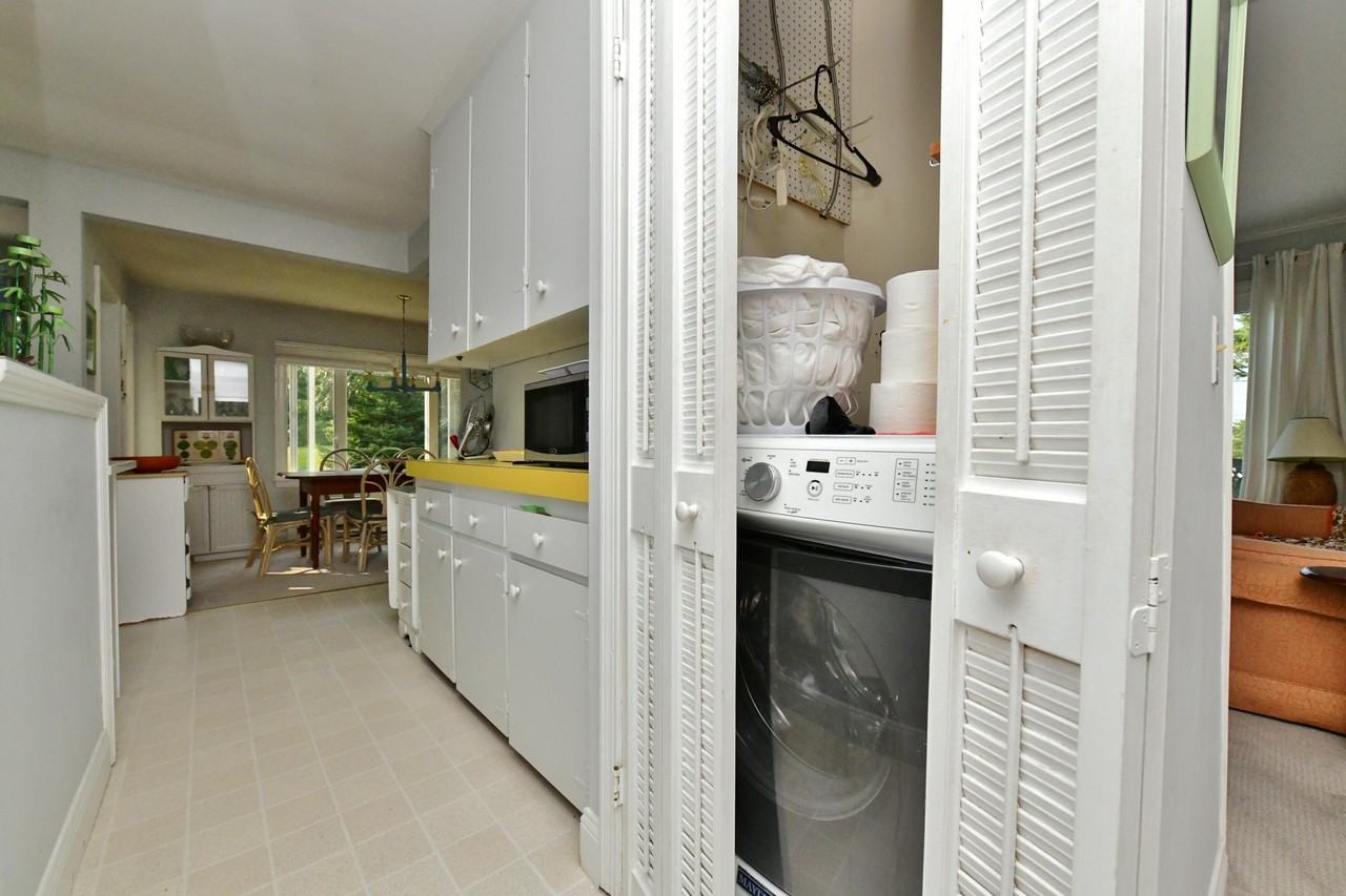 208 Standish Rd - Photo 7 of 27
