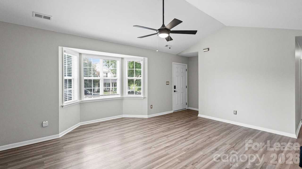 3320 Whitebridge Ln - Photo 4 of 30