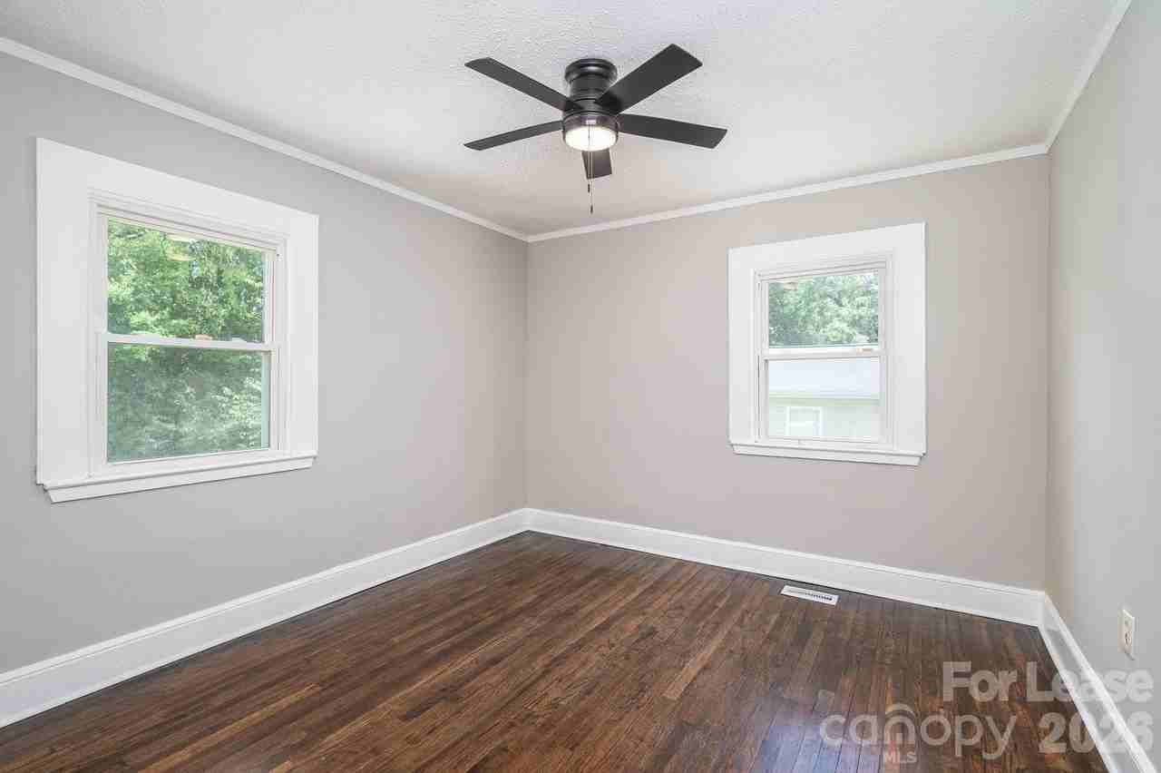913 Edgemont Ave - Photo 5 of 9
