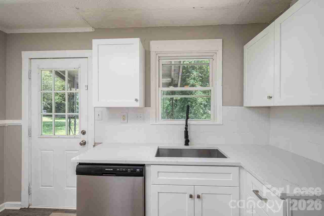 913 Edgemont Ave - Photo 6 of 9