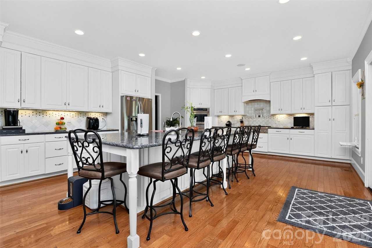 9704 Saddle Ave - Photo 2 of 36