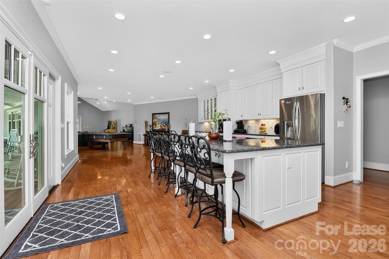 9704 Saddle Ave - Photo 3 of 36