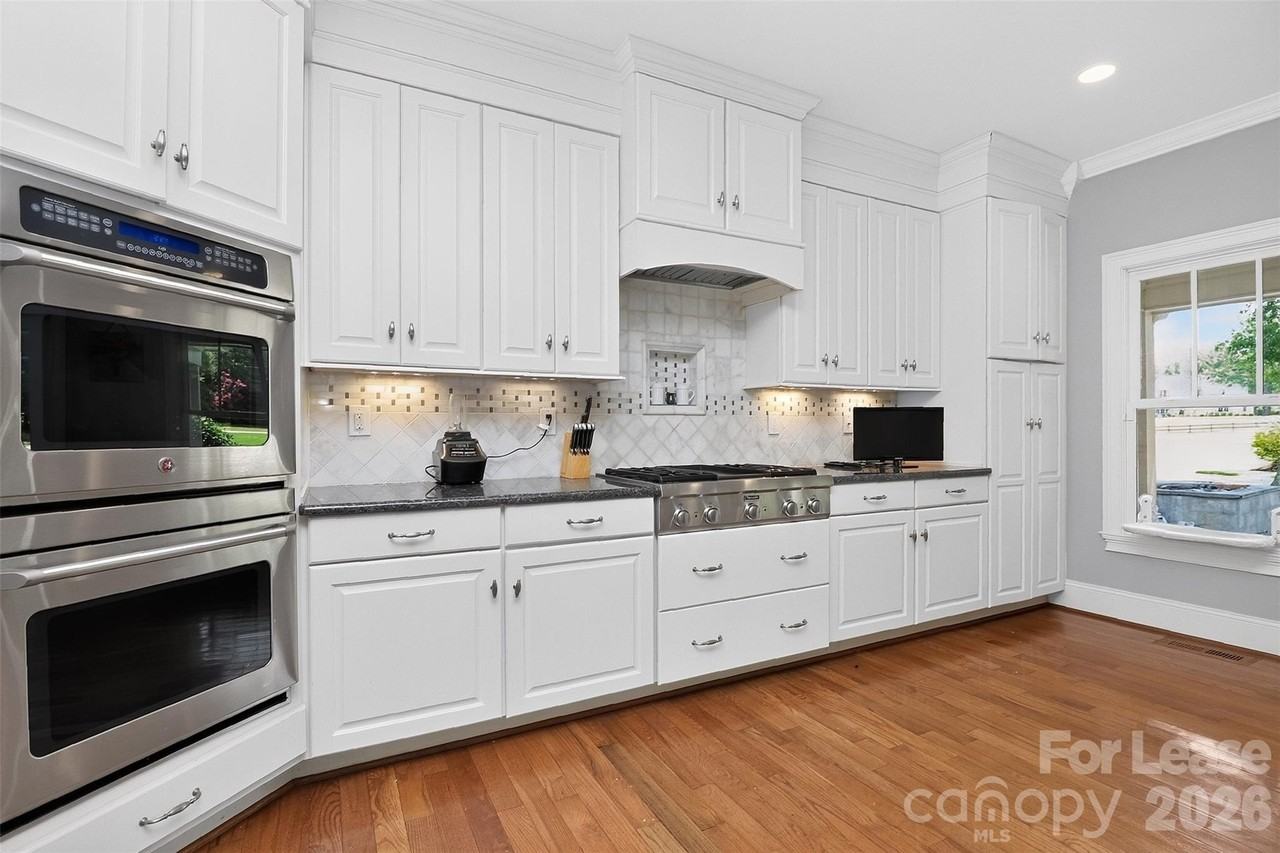 9704 Saddle Ave - Photo 4 of 36