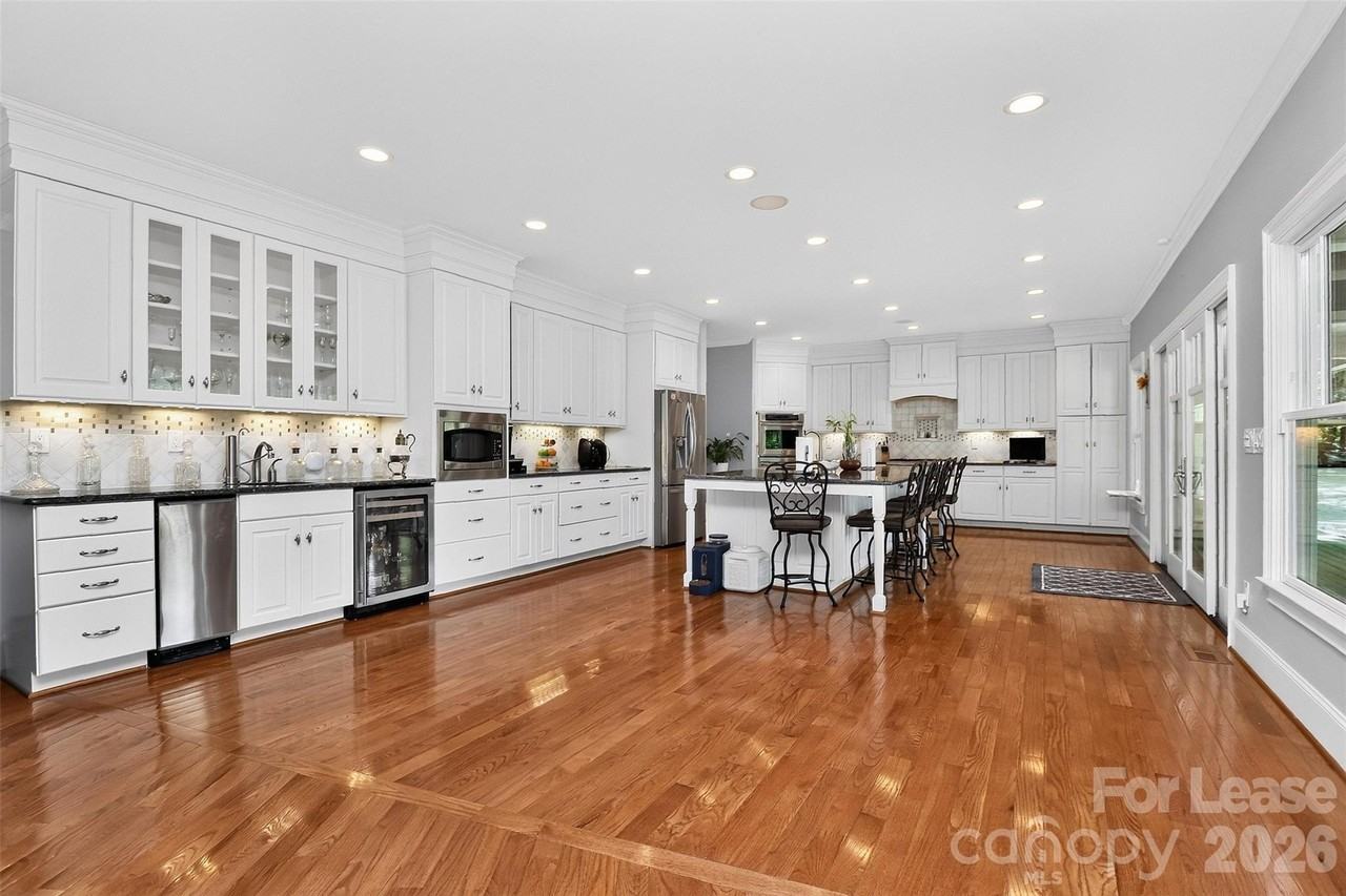 9704 Saddle Ave - Photo 5 of 36