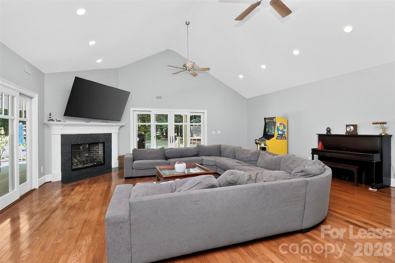 9704 Saddle Ave - Photo 6 of 36