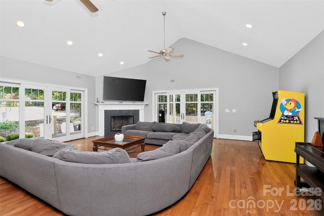 9704 Saddle Ave - Photo 7 of 36