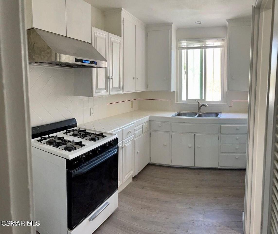 5728 Hazeltine Ave - Photo 3 of 16