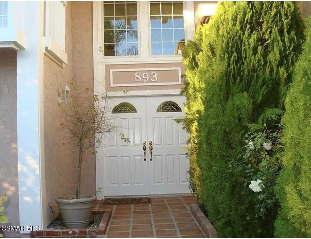 893 Lindawood St - Photo 3 of 26