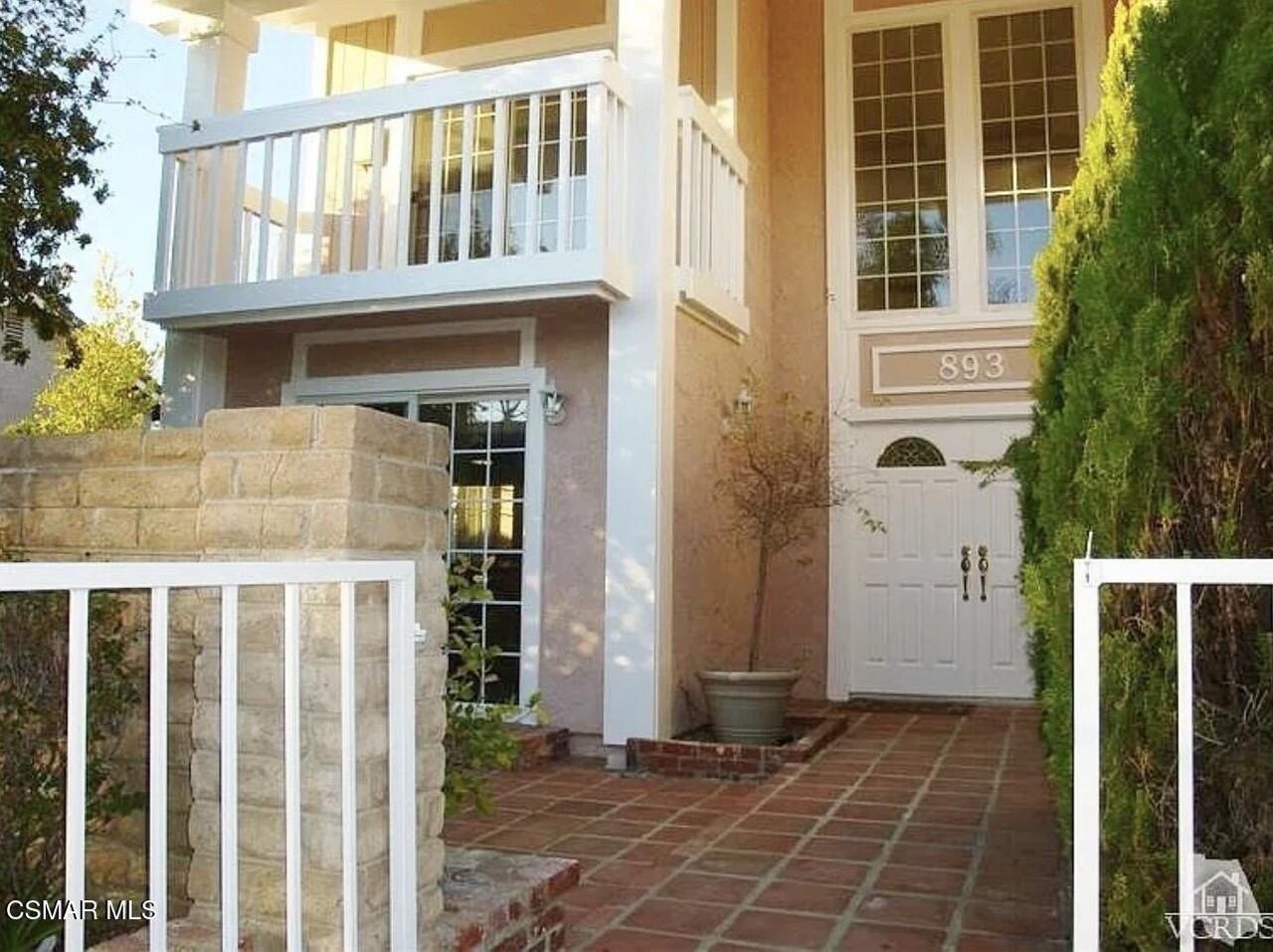 893 Lindawood St - Photo 4 of 26