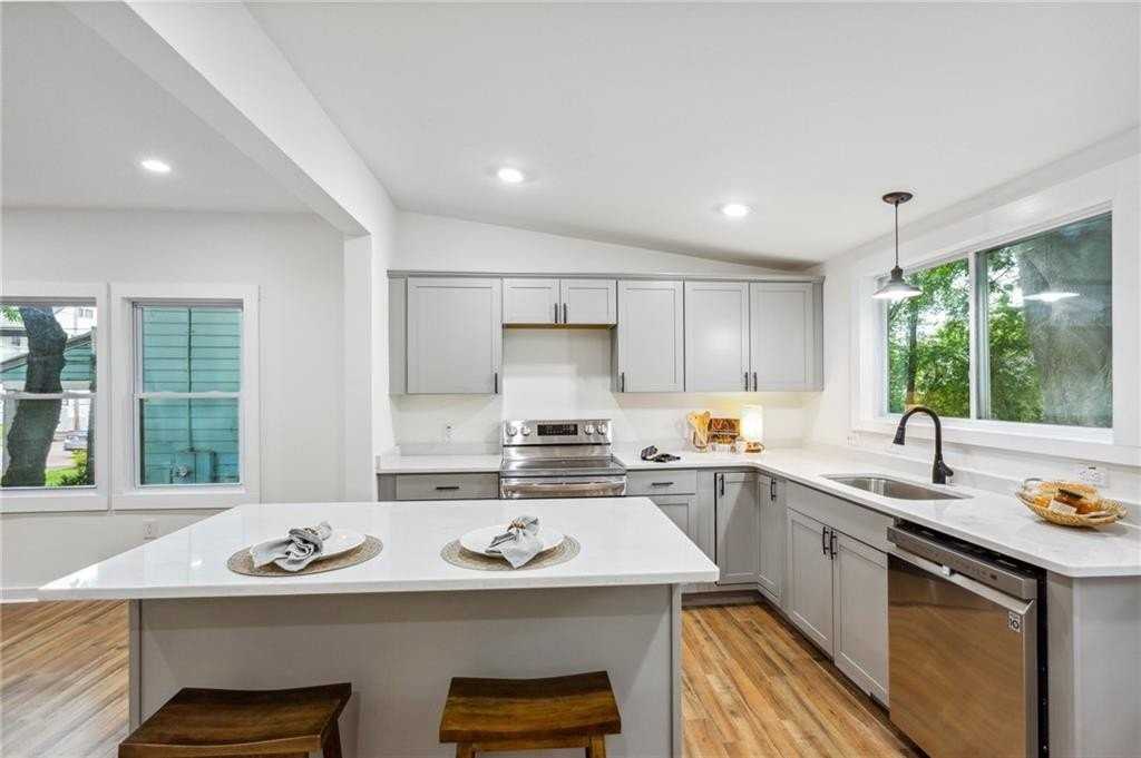 698 Garibaldi St Sw - Photo 6 of 24