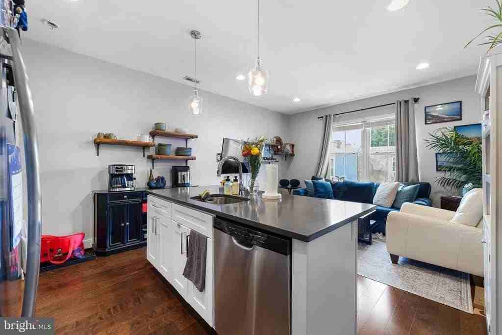 1336 S Bouvier St - Photo 4 of 25