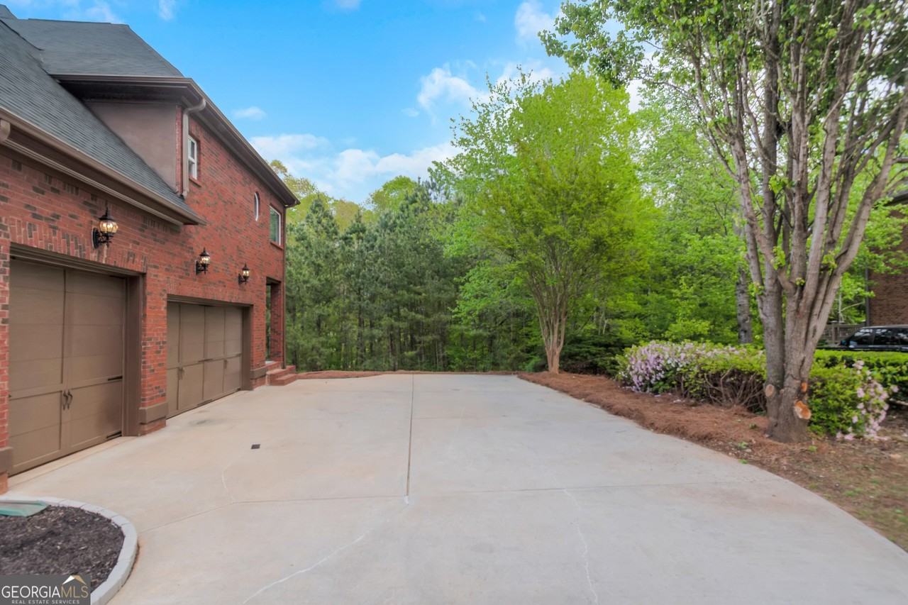 6048 Golf View Xing - Photo 4 of 32