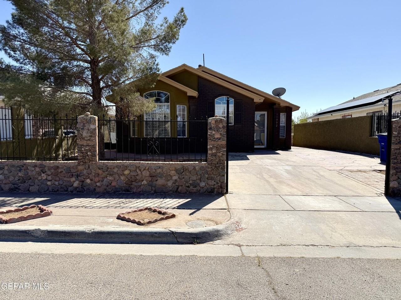11992 Dragon Crest Dr - Photo 2 of 24