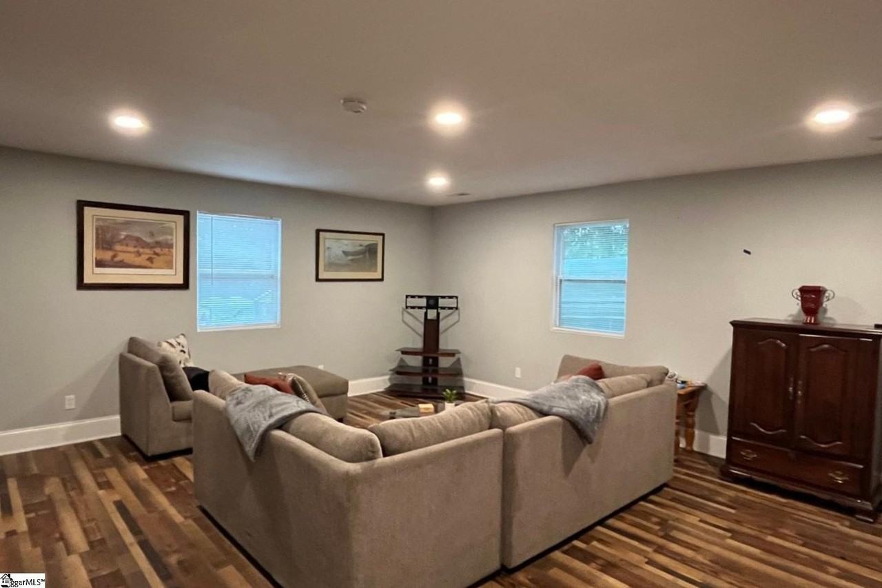 702 E Lee Rd - Photo 2 of 15