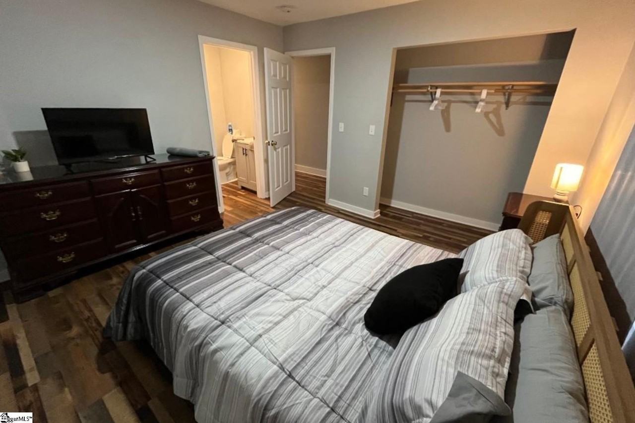702 E Lee Rd - Photo 6 of 15