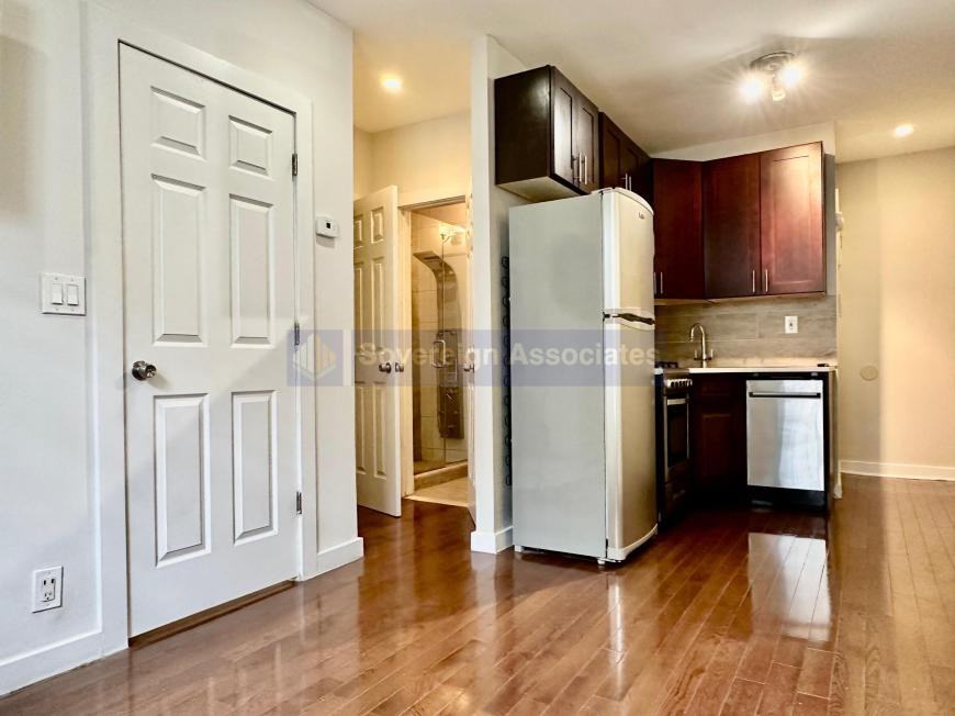 386 Manhattan Ave - Photo 2 of 9