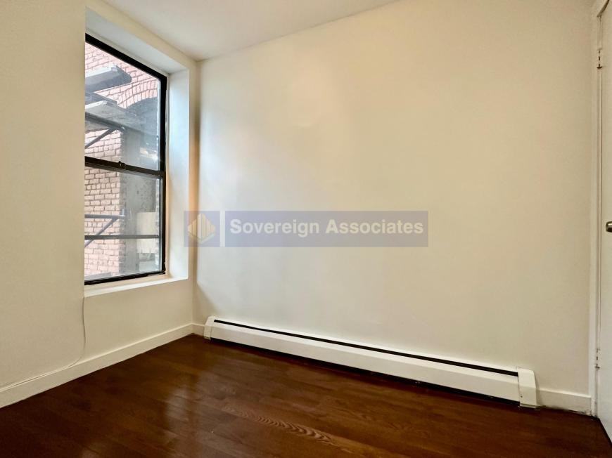 386 Manhattan Ave - Photo 3 of 9