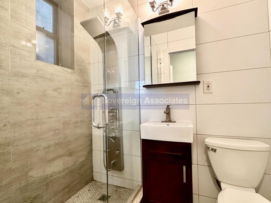 386 Manhattan Ave - Photo 5 of 9