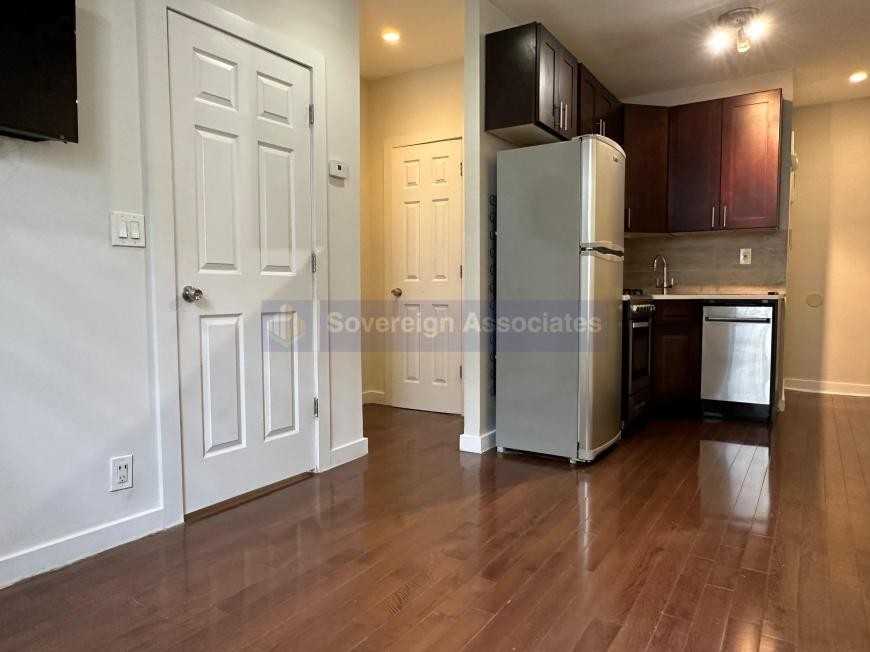 386 Manhattan Ave - Photo 7 of 9