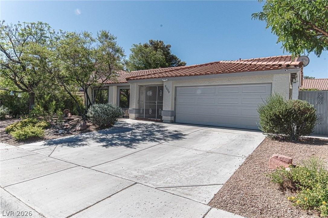 9009 Feather River Ct - Photo 3 of 34