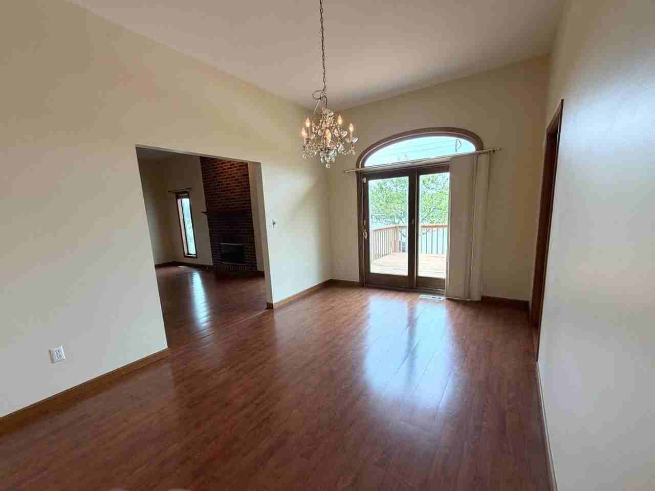 1533 Churchill Dr - Photo 4 of 15