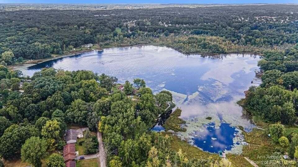 2555 Melvin Rd - Photo 2 of 22