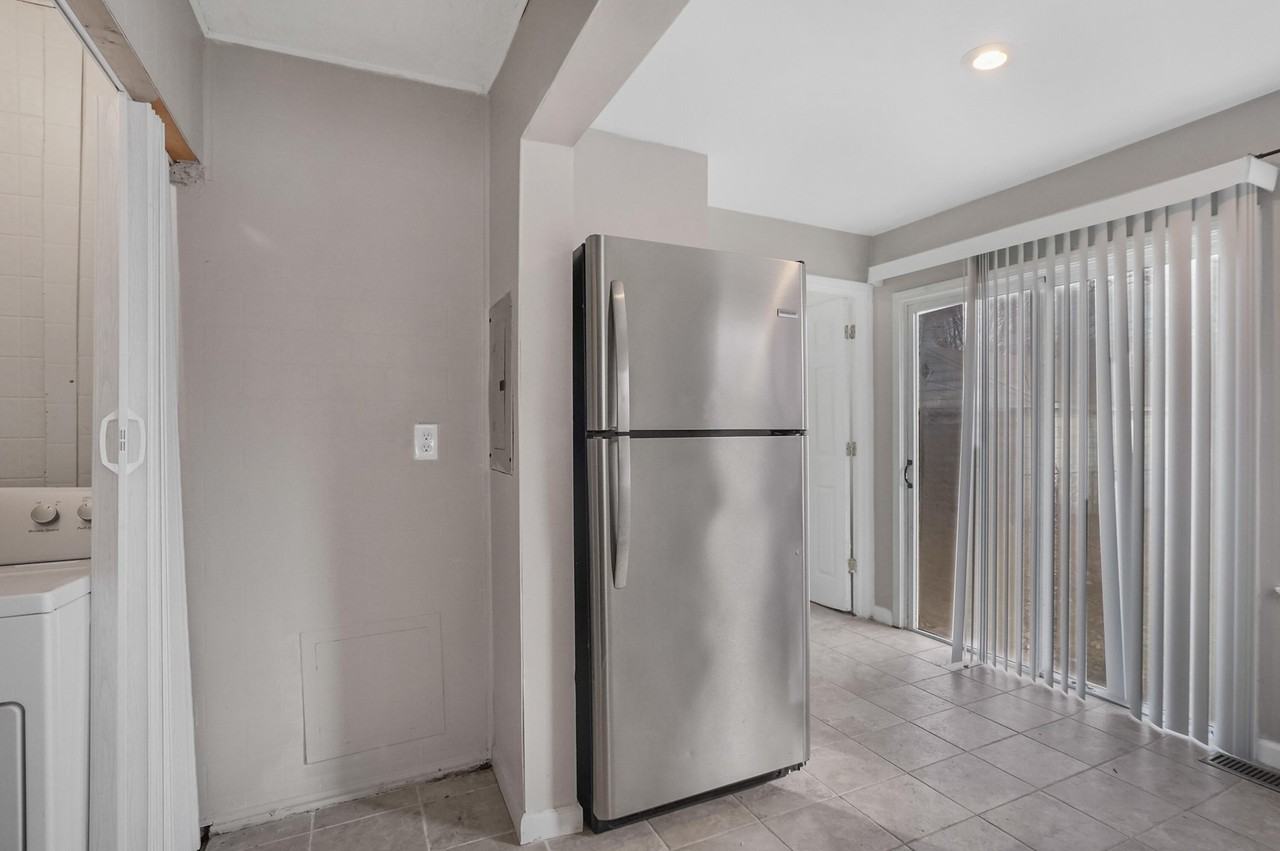 22000 Cunningham Ave - Photo 4 of 14