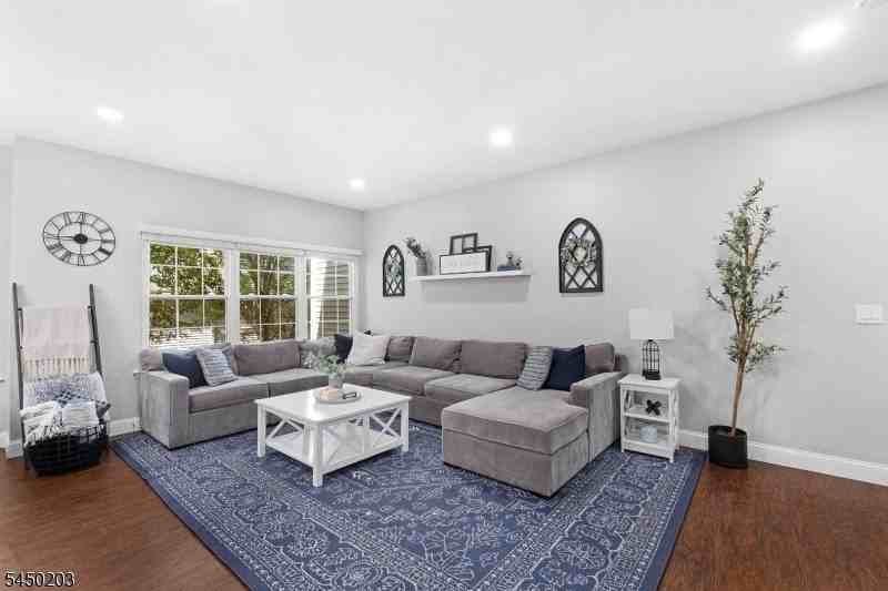 2202 Yardley Pl - Photo 3 of 18