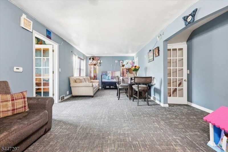409 Tryon Ave - Photo 6 of 33