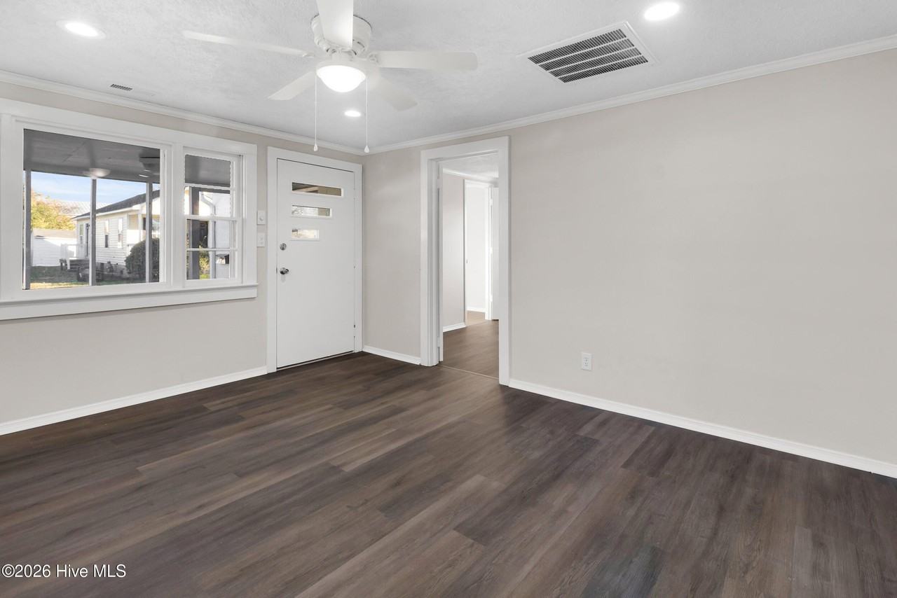 211 Lawson St - Photo 5 of 27