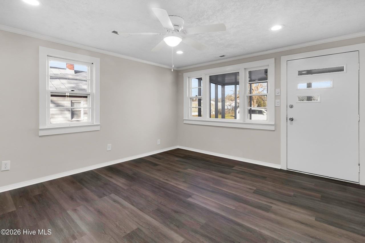 211 Lawson St - Photo 6 of 27