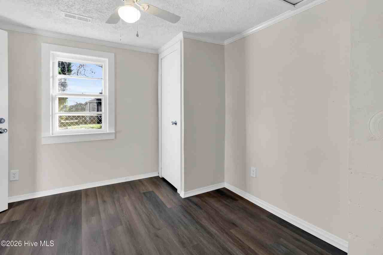 211 Lawson St - Photo 7 of 27
