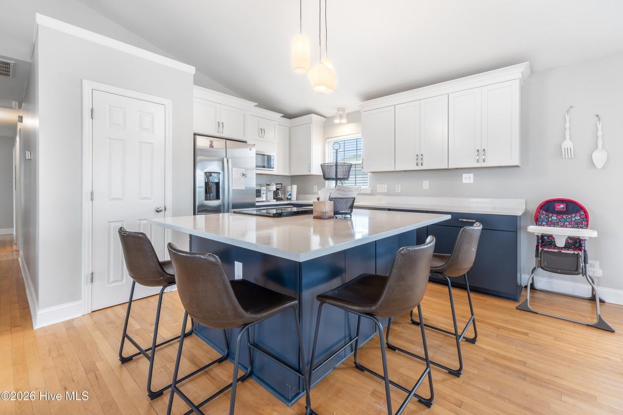 8026 8th St - Photo 3 of 17