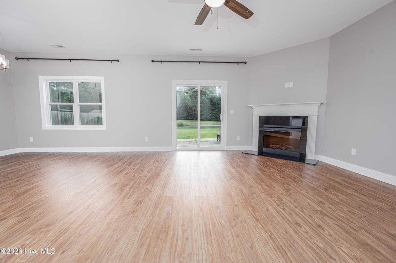 238 Saratoga Ln - Photo 5 of 23