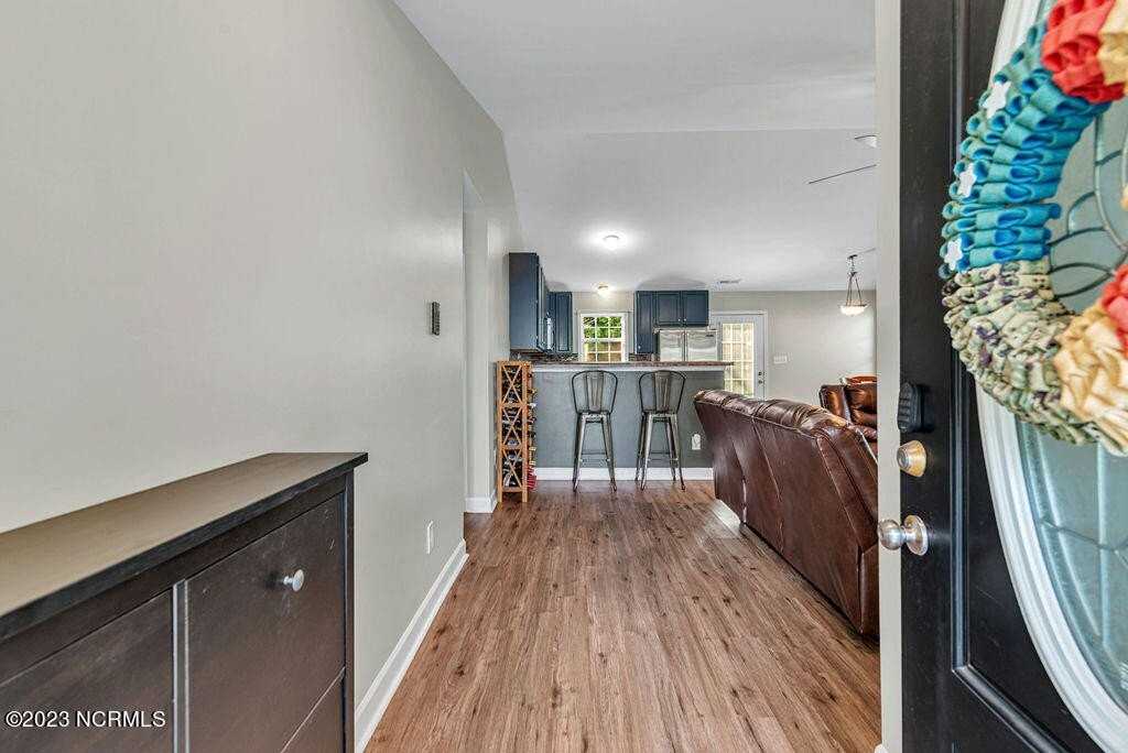 410 Jasmine Ln - Photo 5 of 24