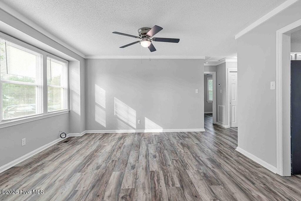 322 Starling St - Photo 4 of 21