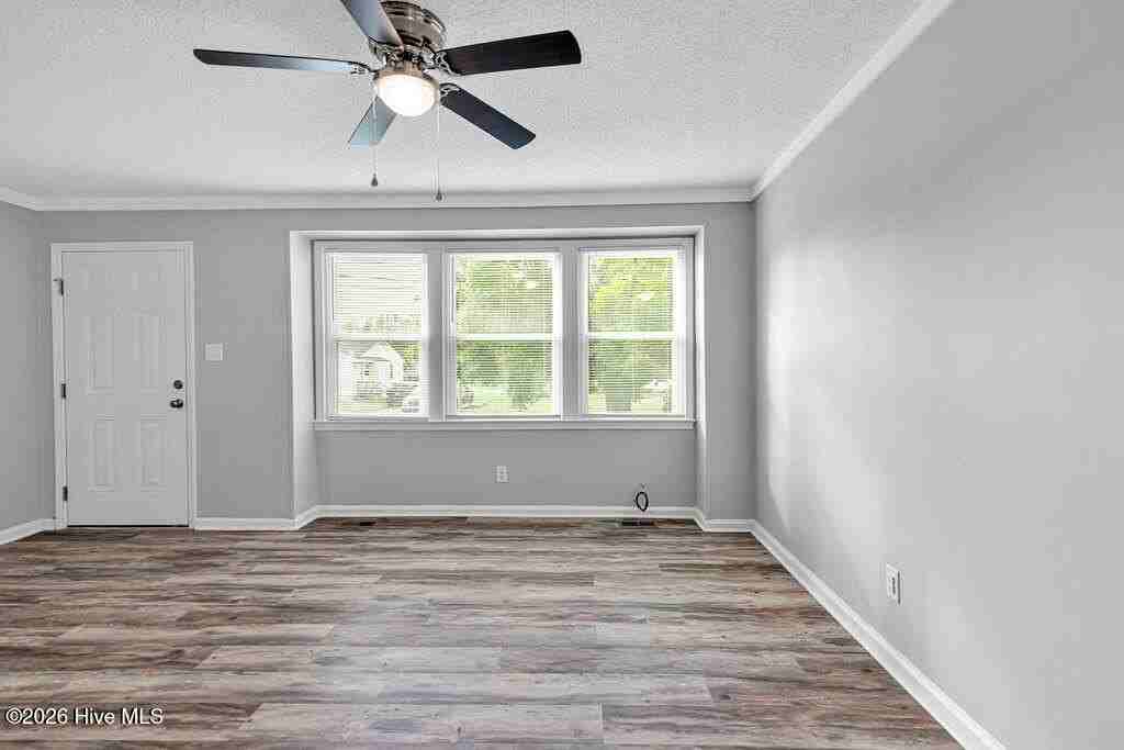 322 Starling St - Photo 5 of 21