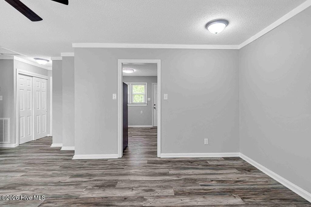 322 Starling St - Photo 6 of 21