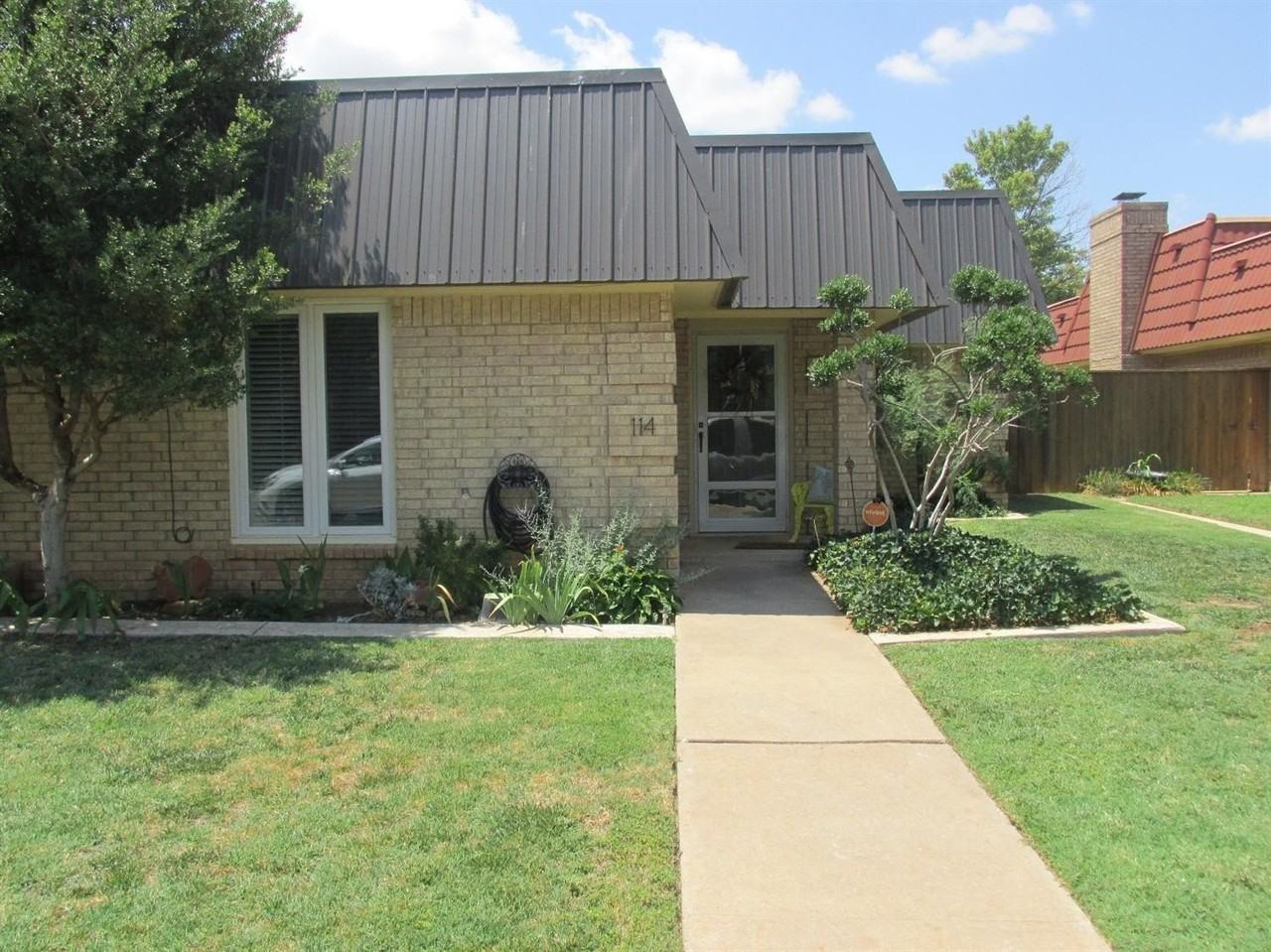 114 Troy Ave - Photo 3 of 8